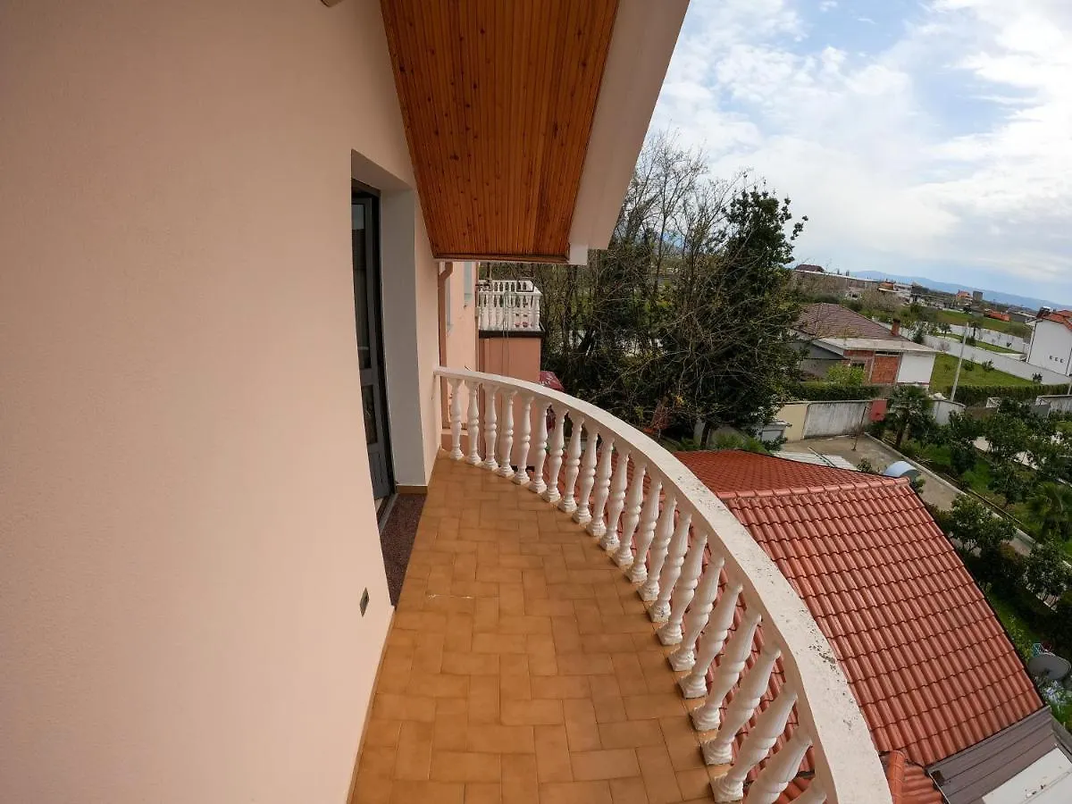 Hotel Hasmegaj Mahall' e Kryethuit 3*,