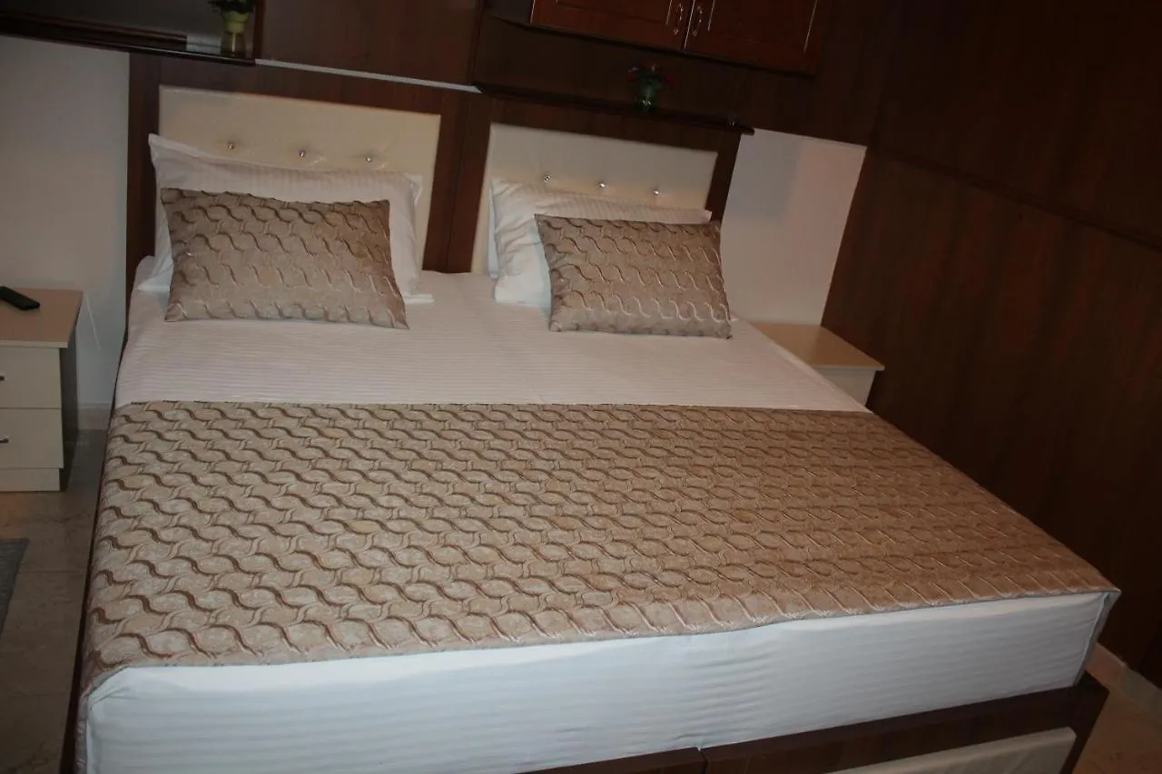 Hotel Hasmegaj Mahall' e Kryethuit 3*,